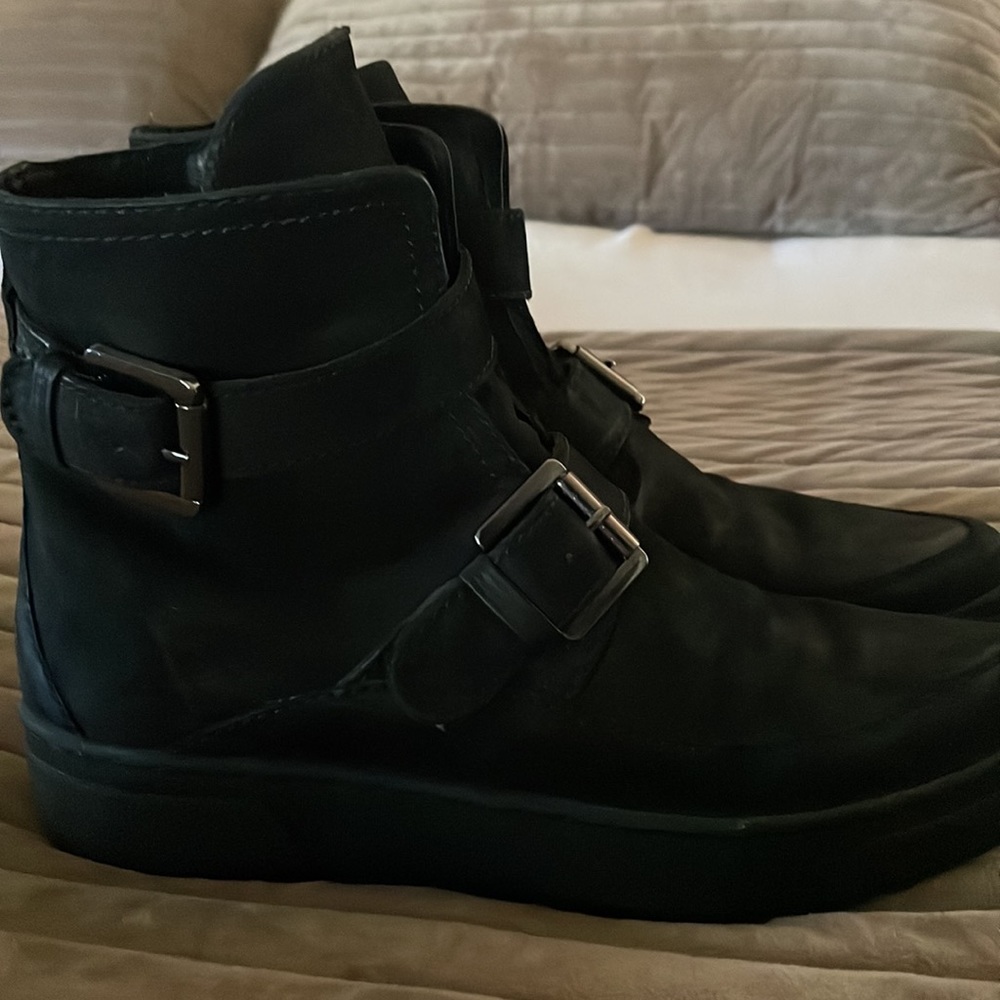 Steve Madden black pointy boots, size 8 , fits true to size